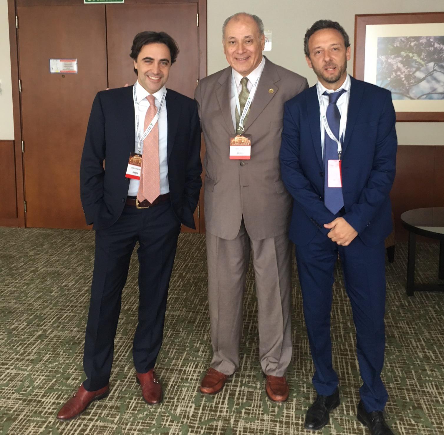 El Dr. Federico Usuelli (Inst. Galeazzi, Milano), Teófilo Prado (presidente saliente AAOT) y Gastón Slullitel.